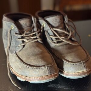 Olukai men’s Boots. Size 9.5. Hamakua VG 08/17.
Leather ankle boots